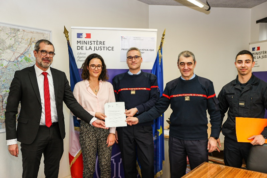 Procureur93's tweet photo. Ce protocole permet la mise en place d’un circuit simplifié pour le signalement et le traitement par le #parquet de Bobigny des infractions de faible intensité commises à l’encontre des pompiers. Notamment les faits d’#outrage à #PDAP prévu par l’art. 433-5 du code pénal. 2/4 https://t.co/AYKAgn7lYA