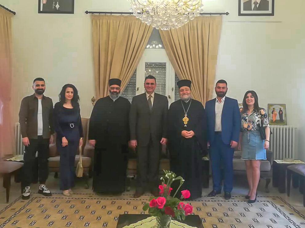HimsNewspaper's tweet photo. مواسم مباركة
أسرة جريدة حمص في معايدة مطرانية الروم الأرثوذكس بحضور قدس الارشمندريت الياس عبدوكا الموقر، وقدس الأب المتقدم في الكهنة ميخائيل رباحية، وقدس الأب انطونيوس يوسف.  بمناسبة عيد الفصح الم��يد حسب التقويم الشرقي وذلك في دار المطرانية في حي بستان ا… https://t.co/7ummq6IGm0 https://t.co/BR3Gdl4Vg4