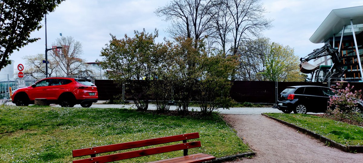 joetke's tweet image. #Strasbourg, les "pompiers"👌🙏 de l'@ES_Strasbourg électricité de Strasbourg, ont fait la prouesse de réparer le câble électrique coupé par les pros de😠👎 #serpollet à 17h hier : intervention terminée à 21h. 4 heures de blackout, à l'heure d'internet, ça pèse sur les business.