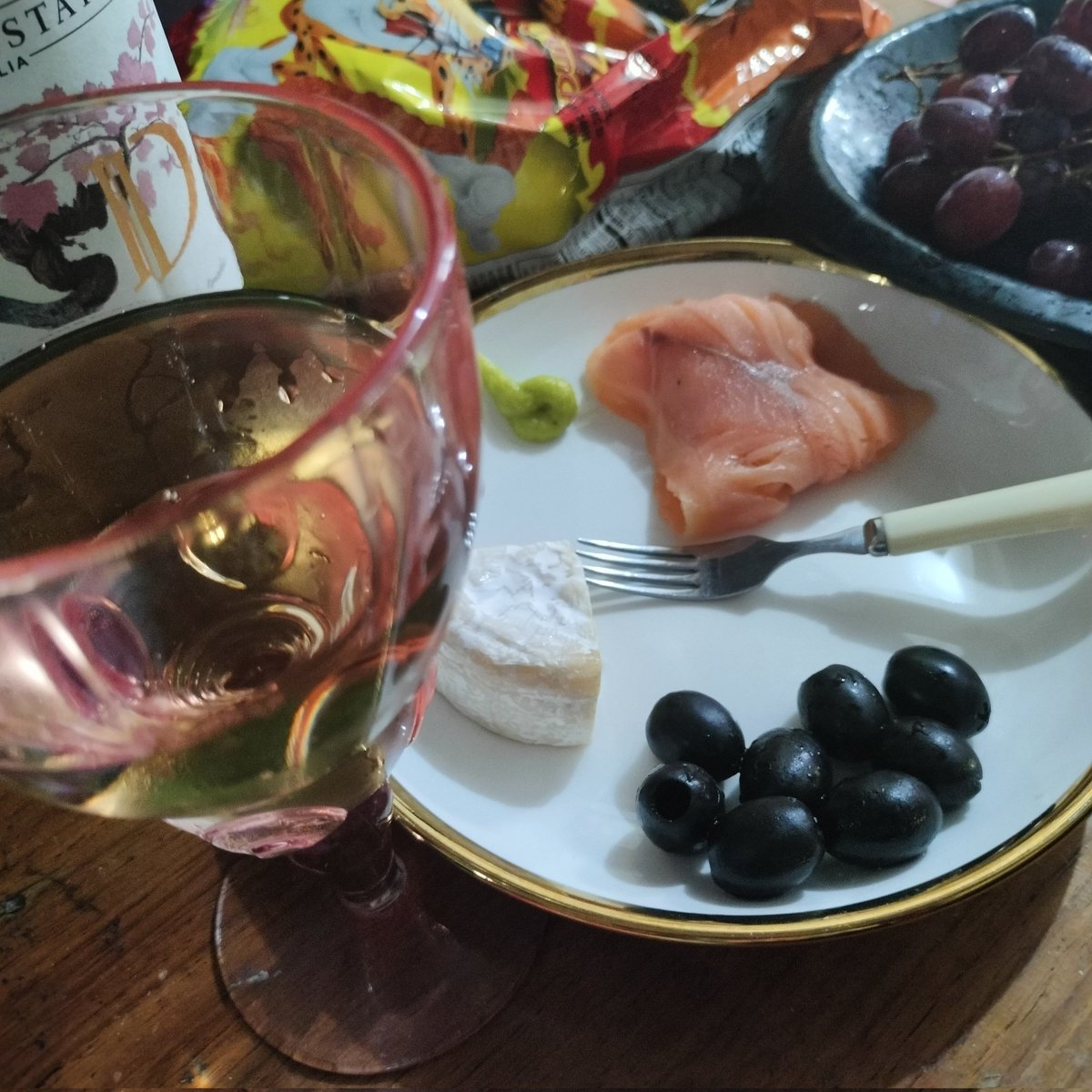 banana_cultist's tweet photo. 🍇🍣🫒🧀🥂

#ProofOfWine #Grateful #BahalanamayCRnamanLOL https://t.co/Aqjg1tLULO