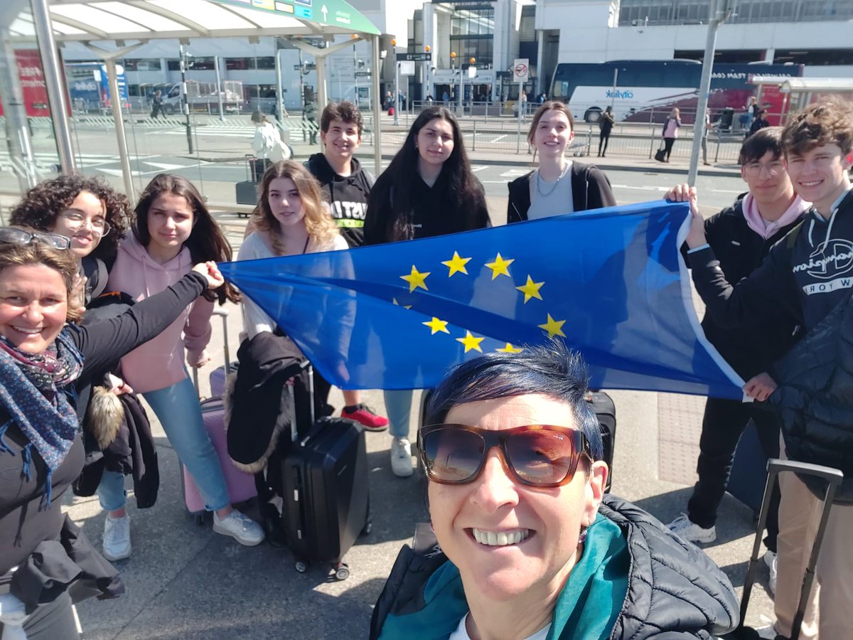 IESElCarrascal's tweet image. El grupo de alumnos embajadores  que participan en el Proyecto Erasmus  llegaron ayer a Irlanda para trabajar en el proyecto #Europing
#escuelasembajadoras #ErasmusplusKA229