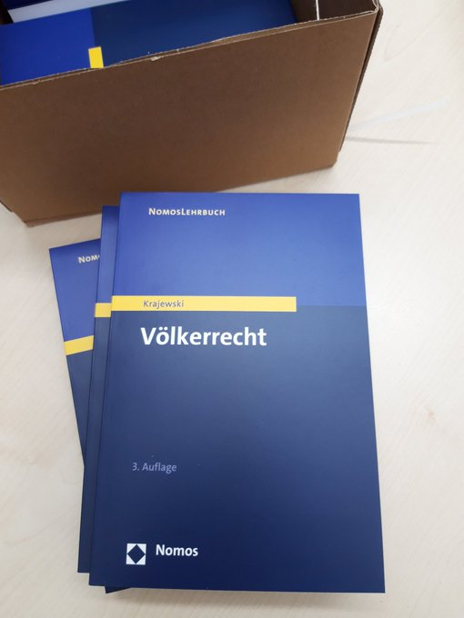 #coronaverlosung 617: Heute mit einer Spende von @KrajewskiMarkus: Die aktuelle Auflage des Völkerrechtslehrbuchs (<a href="/NomosVerlag/">Nomos Verlag</a>). Vielen Dank. Teilnahme per RETWEET, Verlosung am Abend. Viel Glück! 🙂