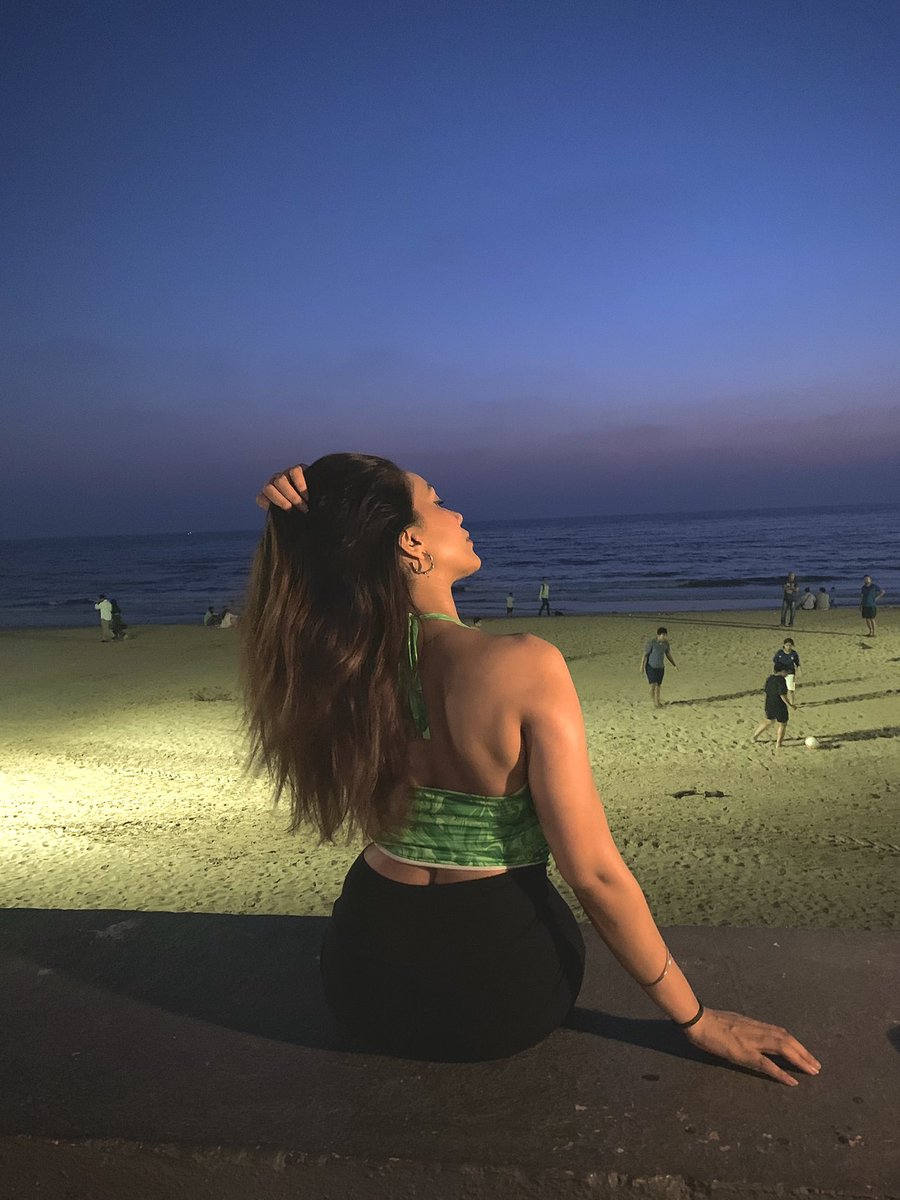 KratikaSRajput's tweet photo. यूं तो देखी है और भी खूबसूरत चीजे हमने 
मगर ढलती शाम सी किसी में बात कहा🫶✨

#kratikasinghrajput  #beach #sunset #Trending #viral #explore https://t.co/qvfUq4A3hn