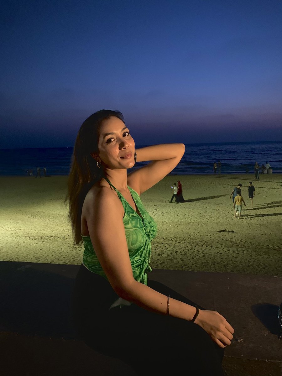 KratikaSRajput's tweet photo. यूं तो देखी है और भी खूबसूरत चीजे हमने 
मगर ढलती शाम सी किसी में बात कहा🫶✨

#kratikasinghrajput  #beach #sunset #Trending #viral #explore https://t.co/qvfUq4A3hn