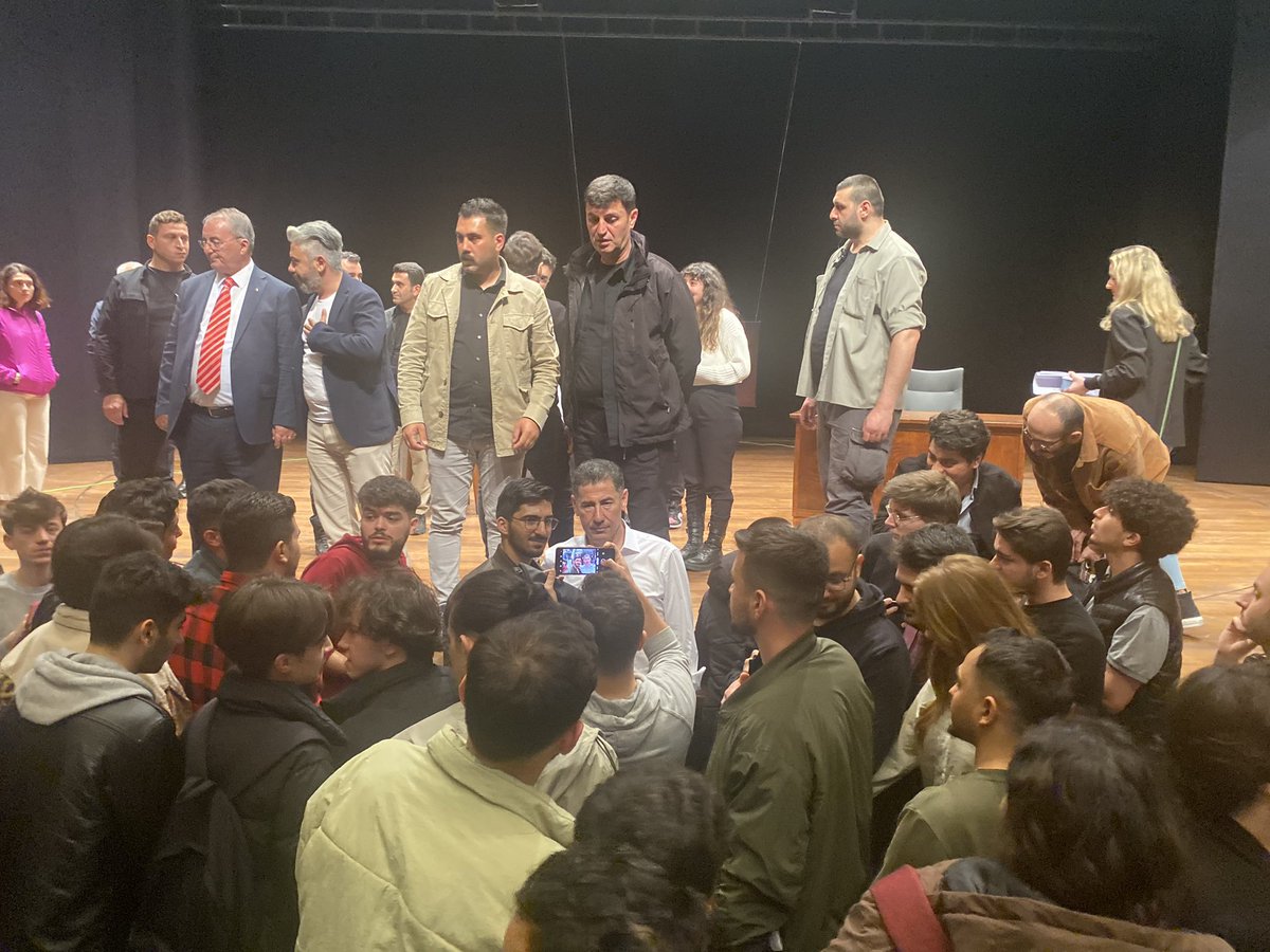 Dün gece <a href="/OguzhanUgur/">Oğuzhan Uğur</a> ‘un Mevzular Açık Mikrofon <a href="/BabalaTv/">BaBaLa TV</a> yayınına konuk olduk. 6 saat 20 dakika süren yayında kavga çıktığı haberlerini bu sabah okuyunca bir kaç “kavga :)” fotoğrafı da ben atayım dedim :)
#OAnGeliyor kavgalar bitiyor :)