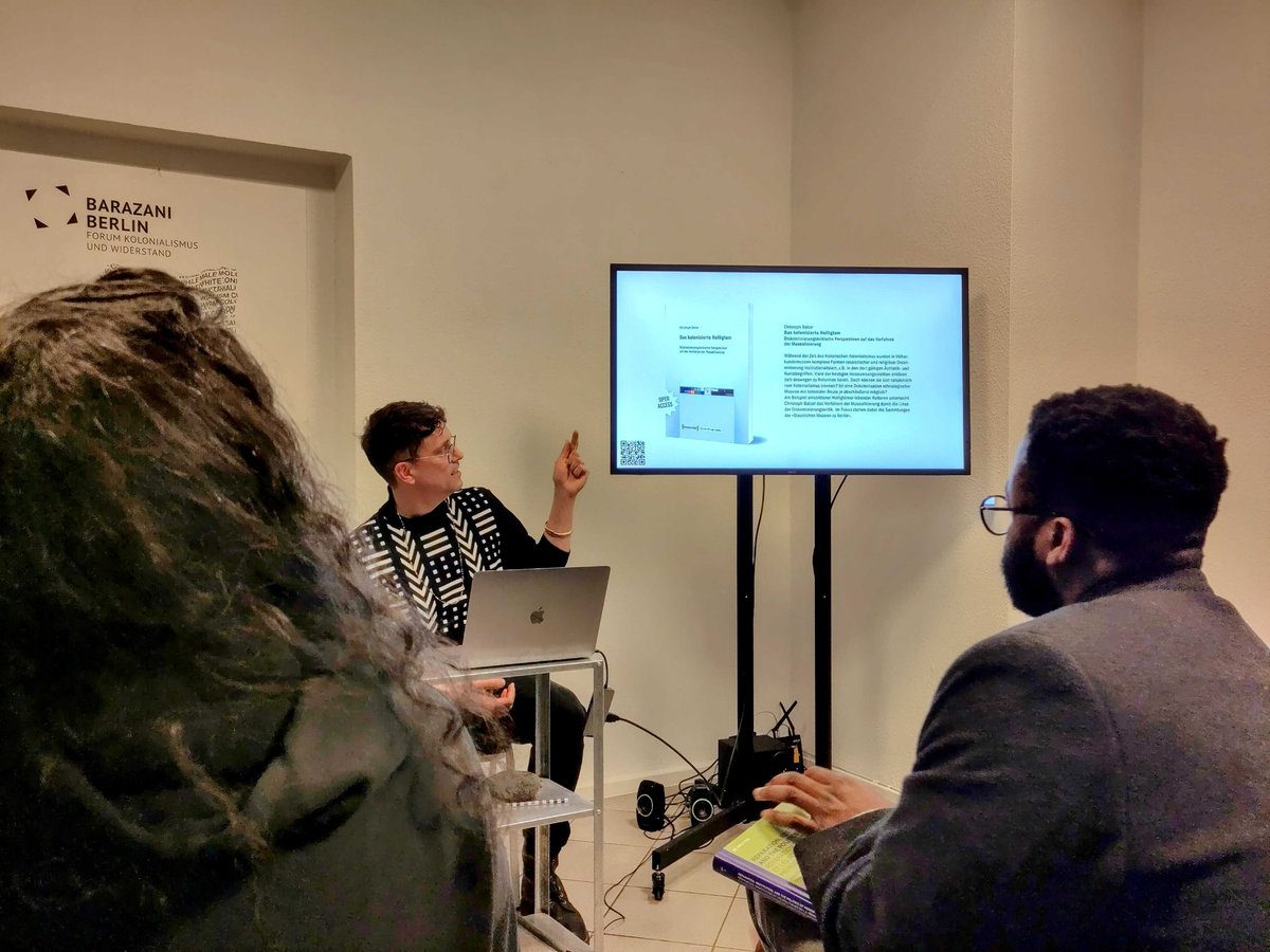 Gestern fand die Buchvorstellung von Christoph Balzars "das kolonialisierte Heiligtum" im Barazani Berlin statt! 

Die Publikation beschäftigt sich mit dem Verfahren der Musealisierung durch die Brille der Diskriminierungskritik. 

#OpenAccess