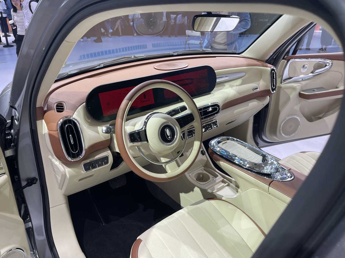 The sister of the Ora Funky Cat - the Ora Ballet Cat. 
Yes that’s really its name 🙄