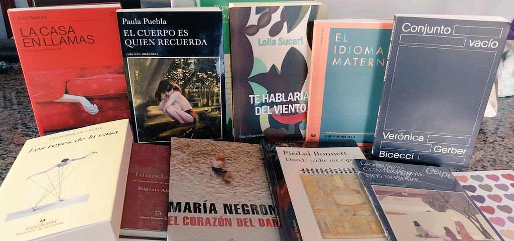 leilachichi's tweet photo. La desgracia siempre encuentra resistencia y un mejor perfume en libros que destinan al ardor del pensamiento sensible. Fábulas urbanas, autobiográfias, poesía y prosas sorprendentes integran la valija con la q recorremos los puentes hacia la libertad.  Tenemos libros nuevos https://t.co/tlDfsF2os5