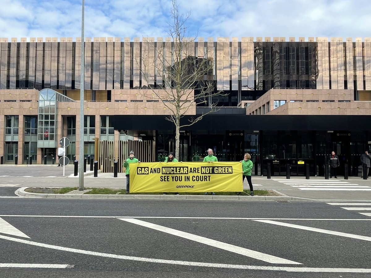 🚨BREAKING : 8 organisations de Greenpeace, dont Luxembourg, ont déposé un recours devant la Cour européenne de justice contre la @EU_Commission pour mettre fin à son #greenwashing du gaz & du nucléaire. Il est temps de combattre l’hypocrisie devant les tribunaux ! #EUTaxonomy