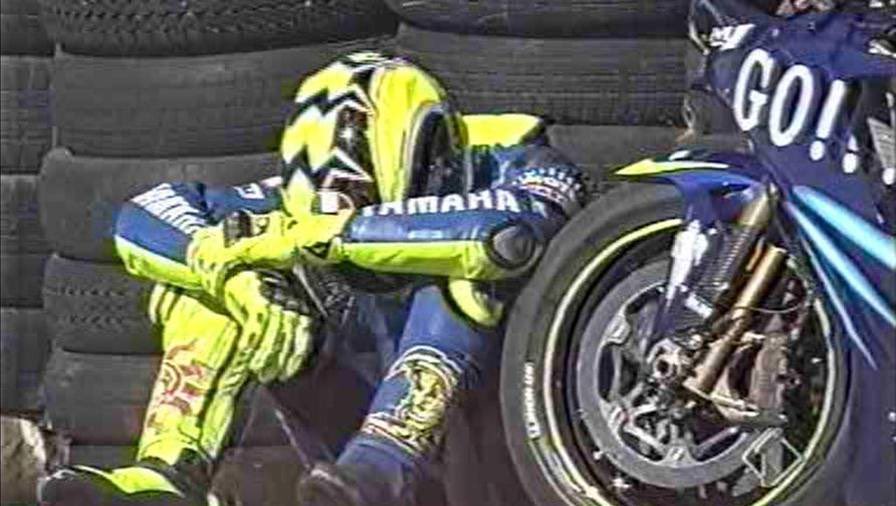 Soy___Jorge's tweet photo. 18-4-2004.
Hoy hace 18 años que @valeyellow46 demostró a todo el mundo que ganaba él y no la moto.
El mejor piloto de la historia❤️ https://t.co/8CXK0BLs1A