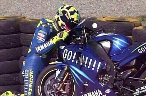 Soy___Jorge's tweet photo. 18-4-2004.
Hoy hace 18 años que @valeyellow46 demostró a todo el mundo que ganaba él y no la moto.
El mejor piloto de la historia❤️ https://t.co/8CXK0BLs1A
