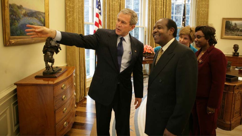 I slutet av mars släpptes regeringskritikern Paul Rusesabagina, som skildras i filmen Hotel #Rwanda, plötsligt från fängelset. Han dömdes 2021 för att ha sponsrat rebellgrupper i landet, men rättegången har kritiserats av flera aktörer. 
fuf.se/magasin/regeri… #utvpol