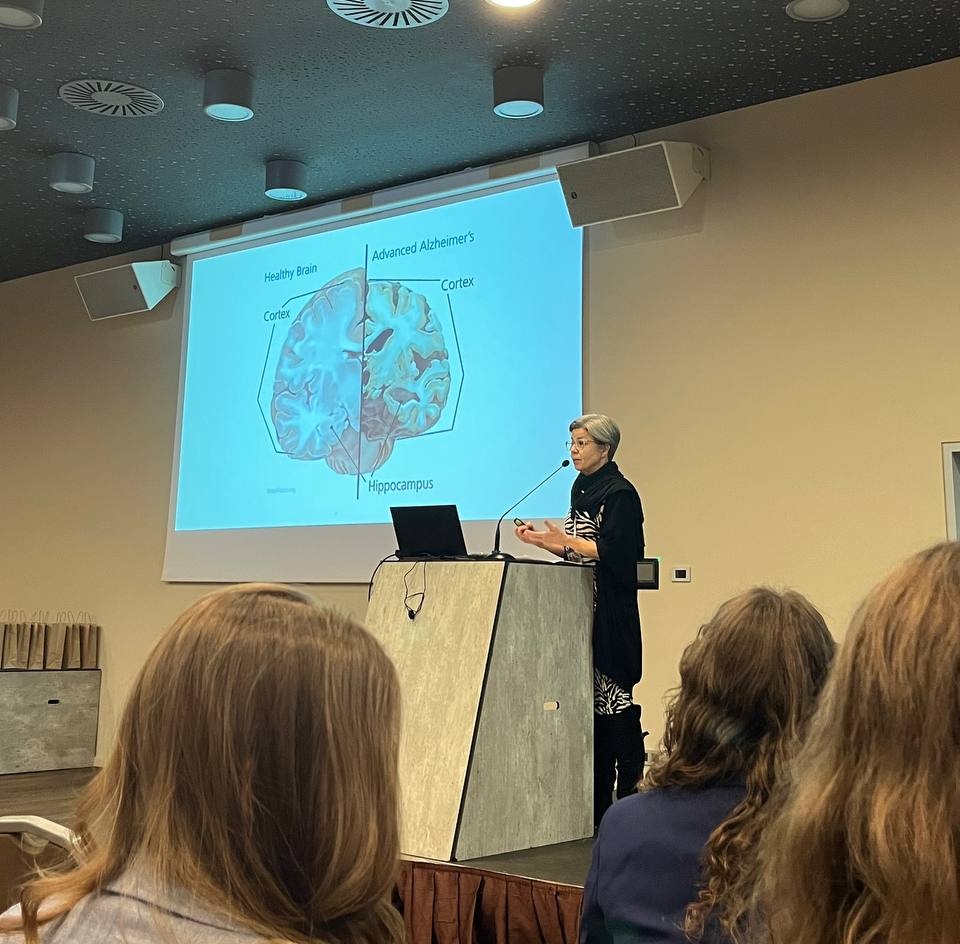 #EPSAAC23 | In the first session, Prof. Maja Bresjanac, M.D., D.Scim presented an informative overview of Neurodegenerative diseases 🧠
Preventive action:

🔸Healthy nutrition
🔸Physical activity
🔸Cognitive activities
🔸Quality habits
🔸Effective resting and sleep

#Symposium