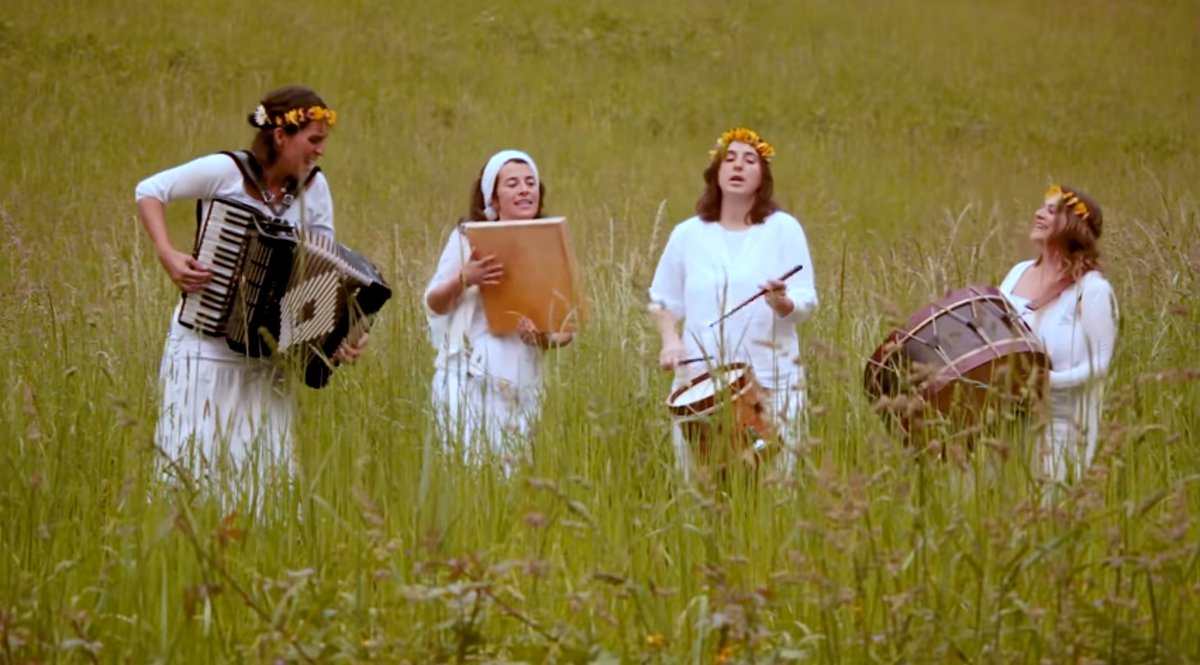 CFilmada's tweet photo. 📽 Achégase maio e nós celebrámolo con estas imaxes dun dos nosos videoclips composteláns: "Maios" de Habelas Hainas, desfrutádeas (tamén a canción, o videoclip e, por suposto, o mes de maio 🌸🌺🌼).

👉 https://t.co/f1uXS9eNwk https://t.co/Mwg3KHez0a
