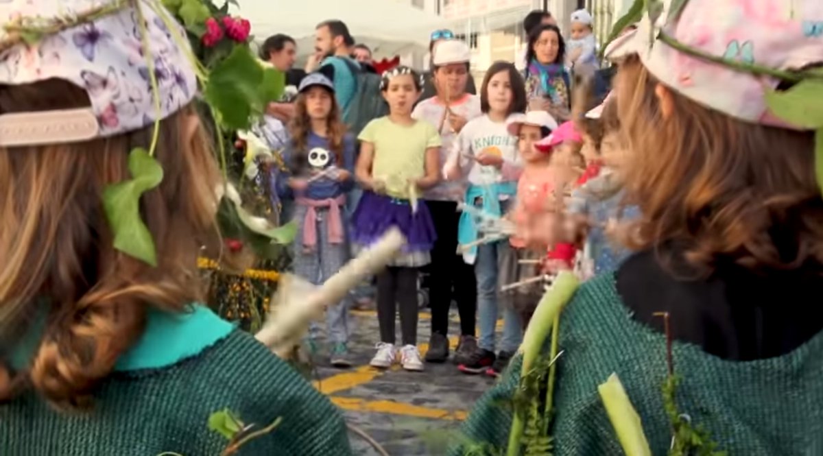CFilmada's tweet photo. 📽 Achégase maio e nós celebrámolo con estas imaxes dun dos nosos videoclips composteláns: "Maios" de Habelas Hainas, desfrutádeas (tamén a canción, o videoclip e, por suposto, o mes de maio 🌸🌺🌼).

👉 https://t.co/f1uXS9eNwk https://t.co/Mwg3KHez0a
