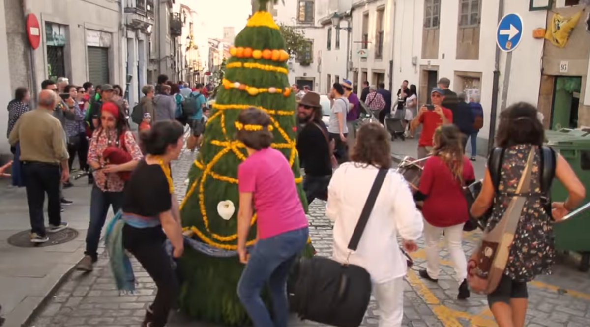 CFilmada's tweet photo. 📽 Achégase maio e nós celebrámolo con estas imaxes dun dos nosos videoclips composteláns: "Maios" de Habelas Hainas, desfrutádeas (tamén a canción, o videoclip e, por suposto, o mes de maio 🌸🌺🌼).

👉 https://t.co/f1uXS9eNwk https://t.co/Mwg3KHez0a