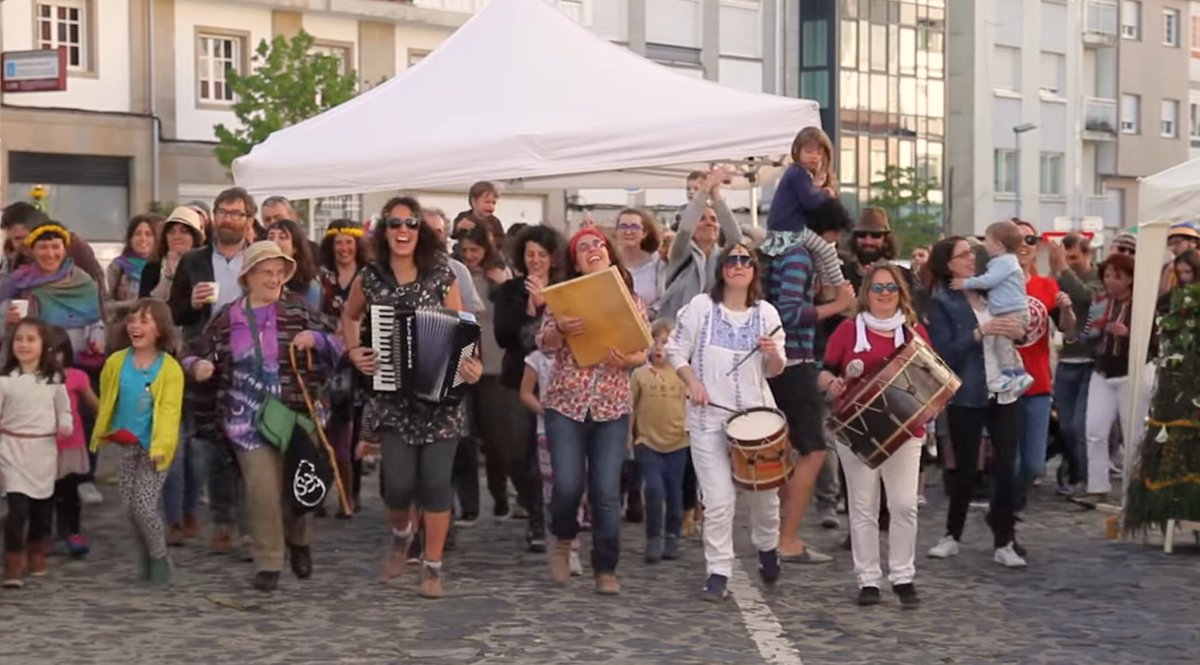 CFilmada's tweet photo. 📽 Achégase maio e nós celebrámolo con estas imaxes dun dos nosos videoclips composteláns: "Maios" de Habelas Hainas, desfrutádeas (tamén a canción, o videoclip e, por suposto, o mes de maio 🌸🌺🌼).

👉 https://t.co/f1uXS9eNwk https://t.co/Mwg3KHez0a