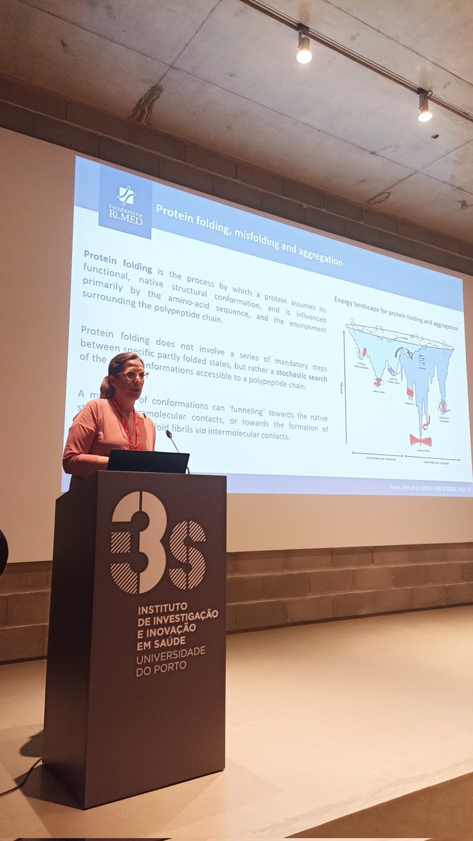 #PhasAGETSPorto
Starting our second day with Caterina Alfano from #RiMED foundation 🇮🇹 talking about experimental tools to study #proteinaggregation

#H2020 #EUprojects