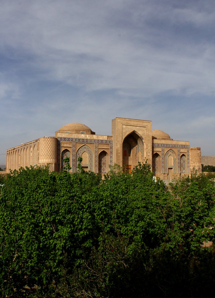 aqilbahra's tweet image. سام عزیز یاداوری کردند که امروز روز جهانی بناها، یادمان‌ها و محوطه‌های تاریخی است
دوست داشتم عکسی از بنای مورد علاقه‌ام یعنی مدرسه غیاثیه‌ی خرگرد گرفتم را به اشتراک بگذارم
اثری زیبا از دورانی که معماری با بنا کردن شبکه‌ای از مدارس به توسعه و نشر دانش در این سرزمین کمک کرد
#icomos