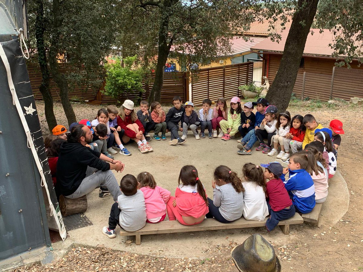 MareMolas_Reus's tweet image. Ahir per la tarda els nens i nenes d'I5 van gaudir amb els jocs de l’espai. Ens ho vam passar d’allò més bé amb el professor Mala Lluna amb qui vam aprendre un munt de coses al planetari!!! #totsjuntsfemescola