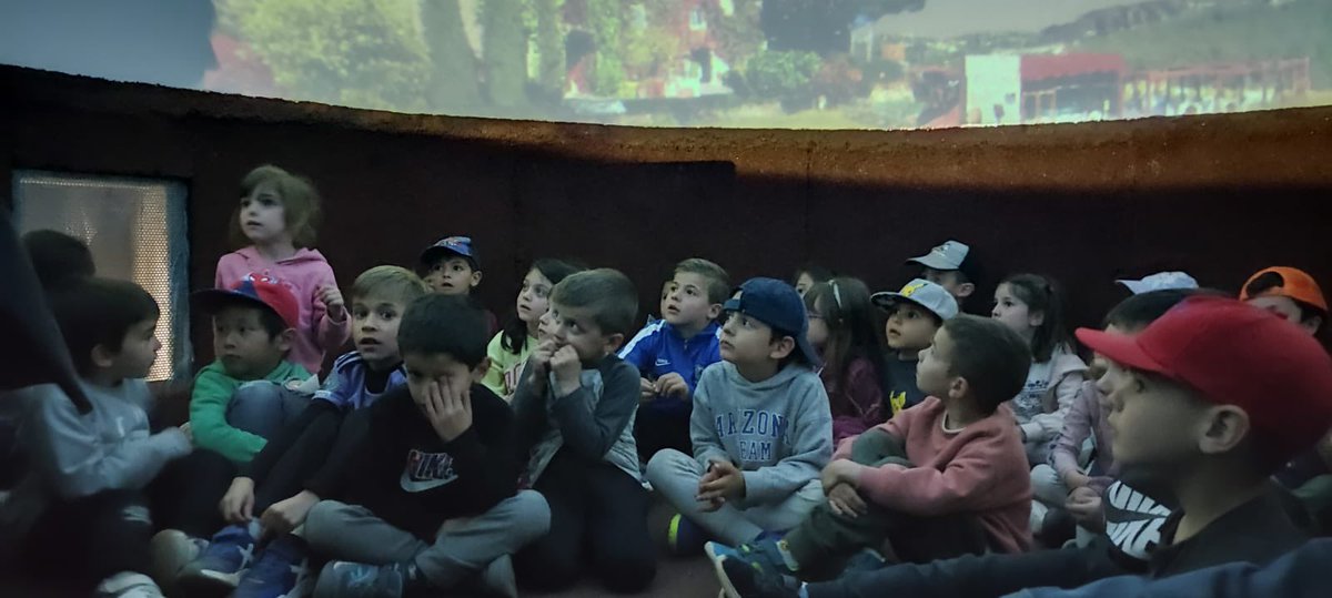 MareMolas_Reus's tweet image. Ahir per la tarda els nens i nenes d'I5 van gaudir amb els jocs de l’espai. Ens ho vam passar d’allò més bé amb el professor Mala Lluna amb qui vam aprendre un munt de coses al planetari!!! #totsjuntsfemescola