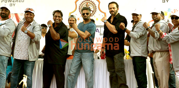 NP_App's tweet photo. Photos: #RohitShetty, #SunielShetty, and #GaneshAcharya attend the #IFTCA #cricket tournament and prize distribution
See Pictures 📸: https://t.co/HicYvlPJvy https://t.co/vKm0e6llRv