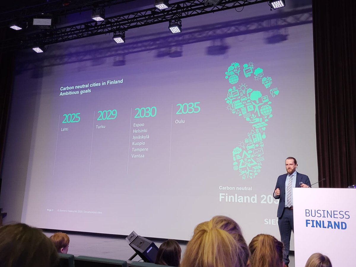 TuiSui's tweet photo. Seem like @LahdenKaupunki is going to win this competition. Presentation by Veikka Pirhanen from Vibeca Oy. https://t.co/4PaTCDtQyJ