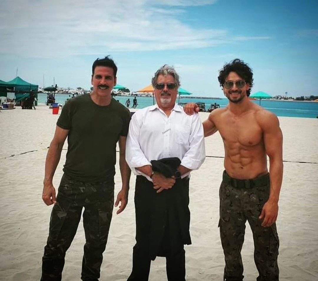 ArmyAkkians's tweet photo. #BadeMiyanChoteMiyan Fit Styles Look Of #AkshayKumar &amp; #Tigershroff 💪💪💥💥 https://t.co/spUwsBv9Gq