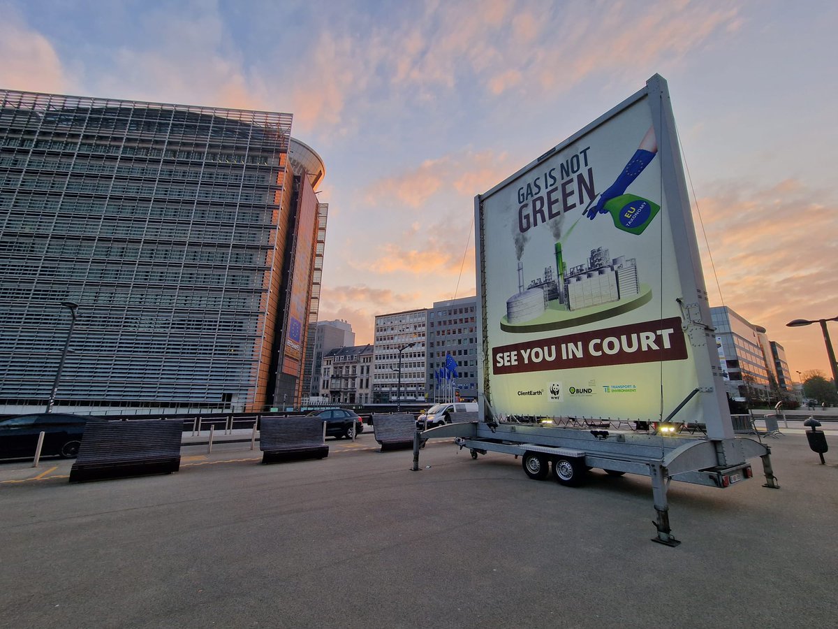 The @EU_commission got visit 😍 Fossil gas is not green, no matter what the the official greenwashing attempts within the #EUTaxonomy want to make us believe. Together with @ClientEarthEUR @WWFEU & @transenv we are going to the @EUCourtPress to fight for real #climateaction.