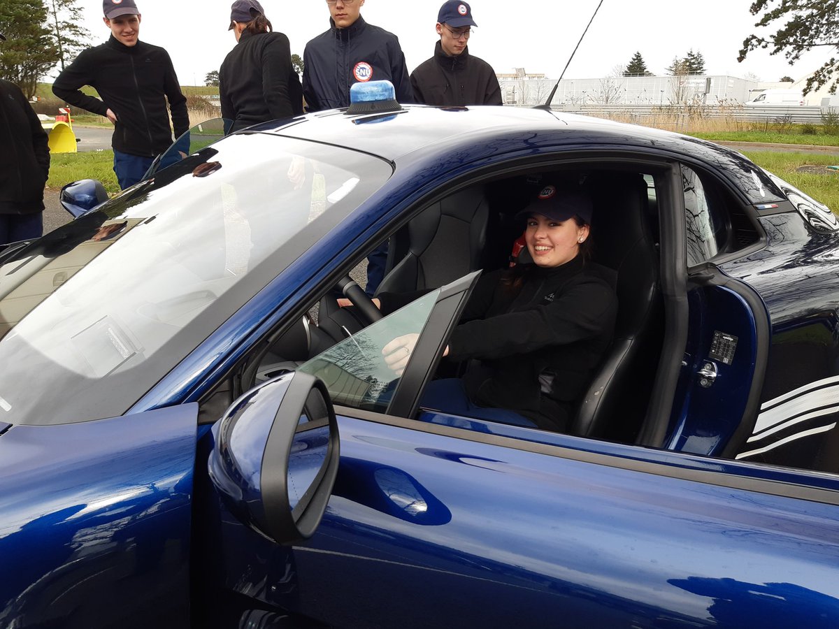 Cadets37's tweet photo. En immersion dans la peau des gendarmes 👮‍♀️👮 du PMO, les cadets ont découvert les différentes spécialités @Gendarmerie qui contribuent à la lutte contre l'insécurité routière : motocycliste, pilote BRI... 

Des vocations qui sont pour sûr nées chez nos cadets !
3/3 https://t.co/QiwTfMwHs8
