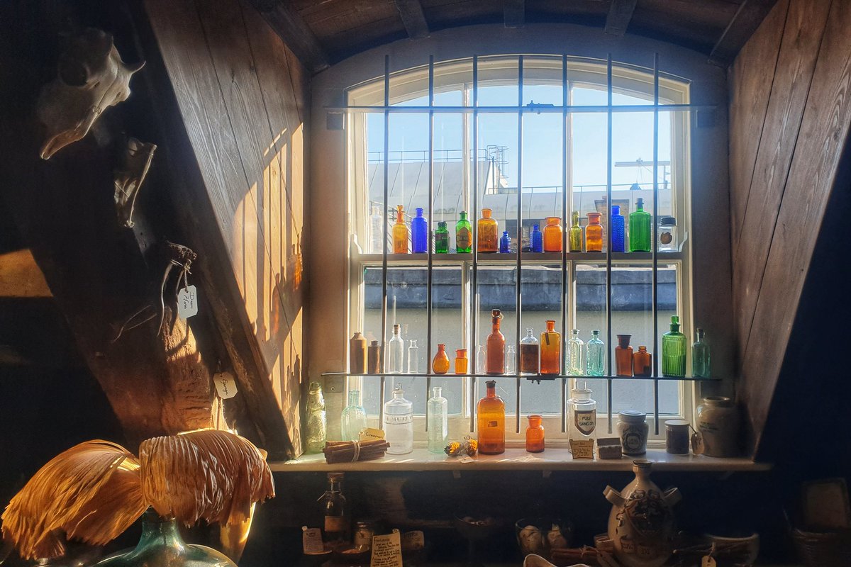 MonicaAnnWalker's tweet photo. My favourite window @OldOpTheatre casts the most amazing shadows, don't you think? 😍 Finally reopening on Friday!! Woohooo!! Who is coming? 🙋🏻‍♀️ #OldOpTheatre #HerbGarret #AtLondonBridge https://t.co/nKkCRJkkzw