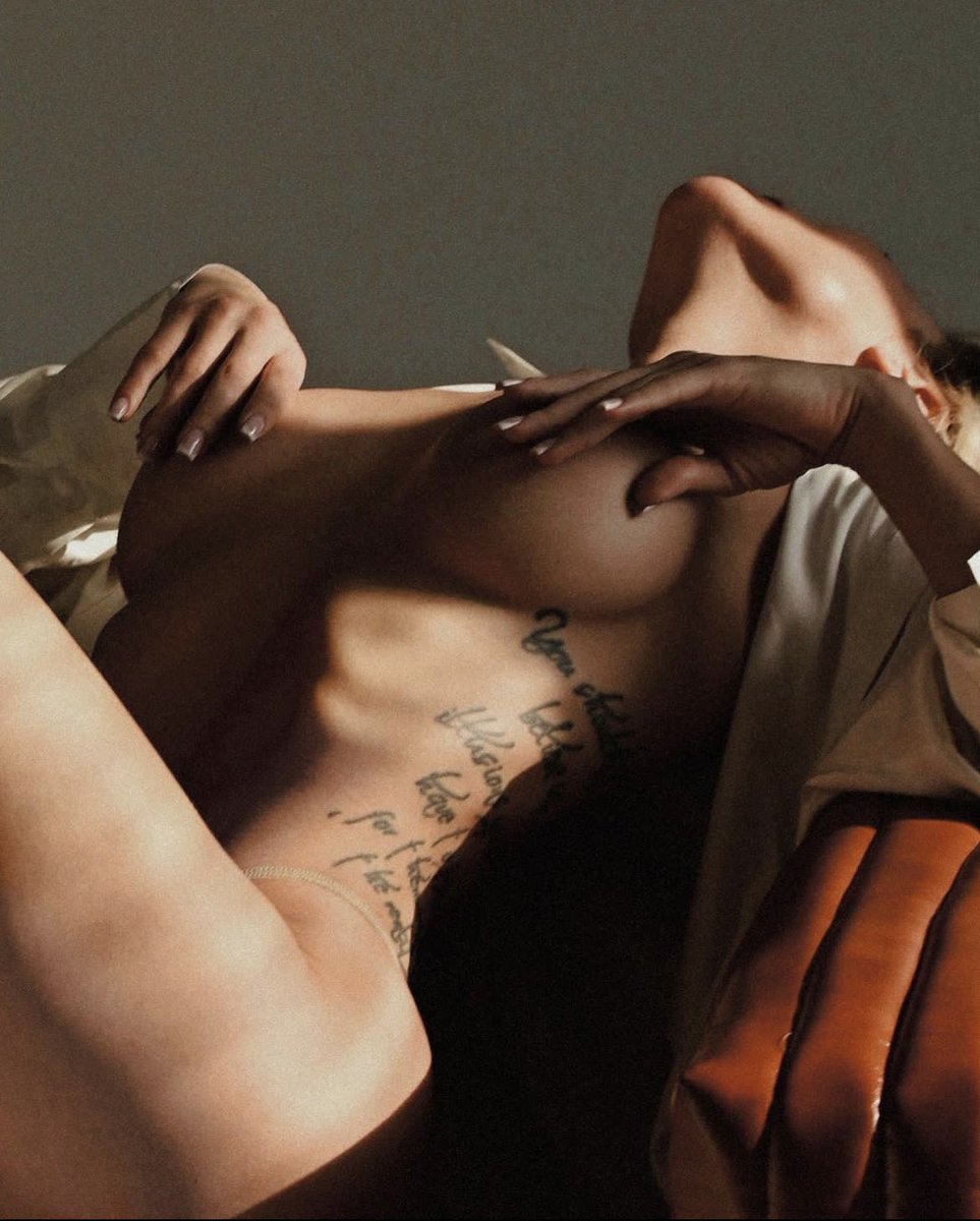 lushfeel's tweet photo. Aesthetically 🖤
#baddiesonly #tattooartist #tattoodesign #nude #hotbody #latinatweets #boudoir #photonude #onlyfans #stripperlife #hotgirls #rednails #milf #BaddiesWest https://t.co/uDsbyIJ1j1
