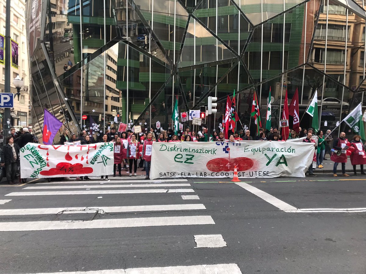 UGT_SP_EUSKADI's tweet photo. Osakidetza #Huelga ¡La lucha sigue! 🔥💪💉 El personal del #CVTTH sufre una discriminación y Osakidetza se niega a solucionarlo. Más de 2 años de conflicto. ¡Exigimos equipar las condiciones con el resto del ámbito hospitalario https://t.co/r19kT8eMMI #UGT https://t.co/qkDYltNb4F