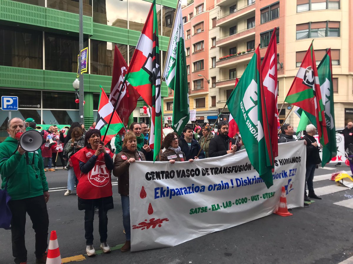 UGT_SP_EUSKADI's tweet photo. Osakidetza #Huelga ¡La lucha sigue! 🔥💪💉 El personal del #CVTTH sufre una discriminación y Osakidetza se niega a solucionarlo. Más de 2 años de conflicto. ¡Exigimos equipar las condiciones con el resto del ámbito hospitalario https://t.co/r19kT8eMMI #UGT https://t.co/qkDYltNb4F