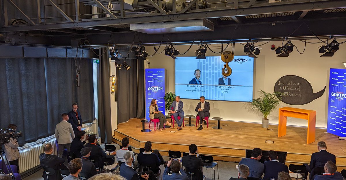 Die Diskussion von Dr. Markus Schmitz von der <a href="/Bundesagentur/">Bundesagentur für Arbeit</a> und Dr. Oliver Heidinger von <a href="/ITNRW/">IT.NRW</a>: Wenn wir nicht IT aus dem Museum anbieten wollen, müssen wir Services, die am Markt angeboten werden - die sind eben in der Cloud... &amp; bei <a href="/GovMarket_DE/">GovMarket</a> ☺️  

<a href="/GovGipfel/">GovTech-Gipfel</a>  #HBGovTech