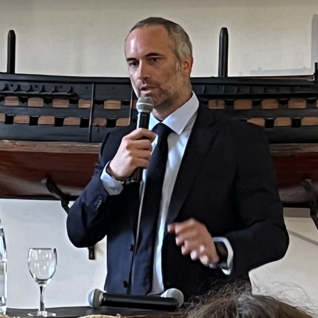 Témoignage palpitant de ⁦<a href="/FabriceAmedeo/">Fabrice Amedeo</a>⁩ pour la ⁦<a href="/FondationMer/">Fondation de la Mer</a>⁩ : le naufrage de l’imoca, l’incendie, la fuite sur un petit canot, la solidarité en mer avec un cargo haut de 8 étages, une histoire humaine, l’engagement écologique devant la performance sportive ! 🌊