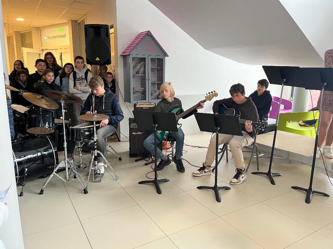 CurieBernay's tweet photo. 🎺🎷"Avant les vacances vous prendrez bien un petit concert CHAM ????🎼" Nos élèves nous ont régalé de deux mini-concerts dans le hall du collège.👍👏🎹Merci à M. Delloue,🎤à la chorale et aux musiciens🎧🎸 pour ces très bon moments. Idéal pour entamer les vacances😎 @MoncadaFra https://t.co/kvCS5D3FZU