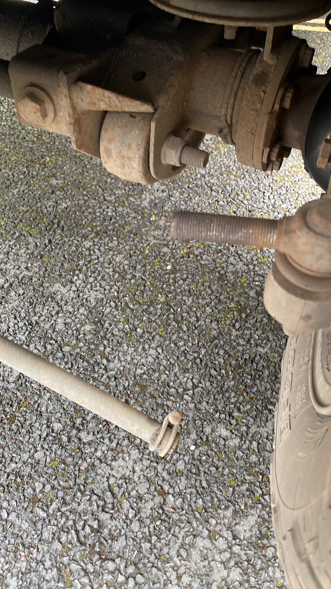 Thought my Land Rover was feeling a little bit understeery.. turns out the last people who did the tracking didn’t do a very good job of tightening things up. They’ll be getting a phone call today because if that had gone whilst I was driving..