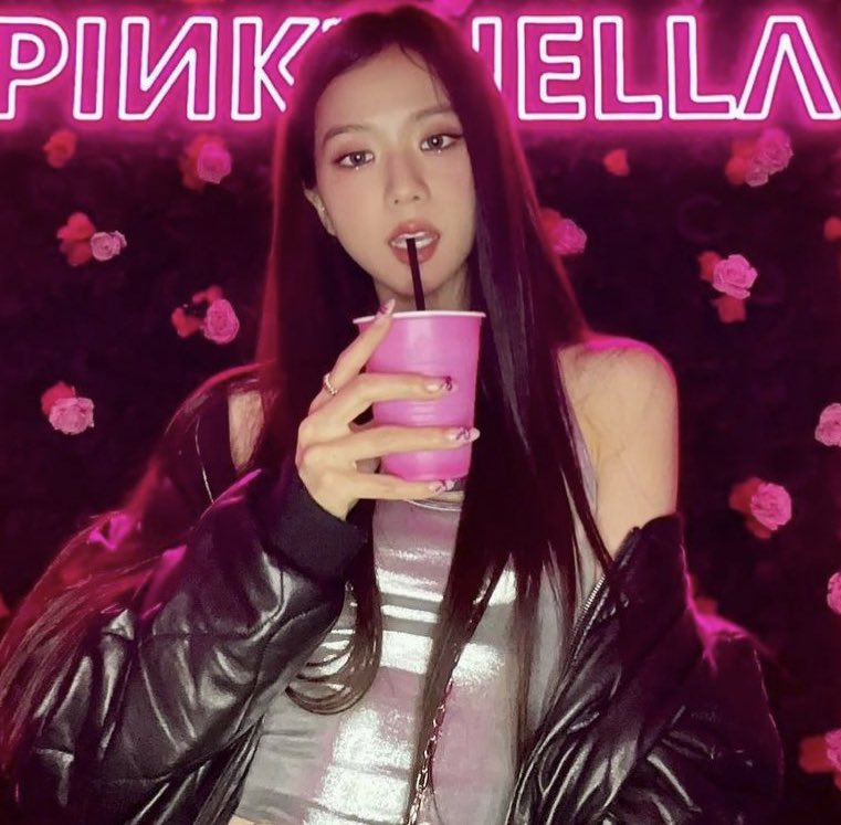 jpgchaesoo's tweet photo. this jisoo                  with                   this rosé https://t.co/2NeZauMw9Y