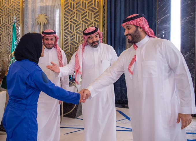 LiwalUniversity's tweet photo. د حرمین خادم او سعودي وليعهد محمد بن سلمان، د عربي مسلمانې ښځې ستايلو لپاره هغې سره روغبړ کوی چې خلا ته تلونکې ده. خو له بدمرغه زموږ هېواد کې د #امارتوالو لخوا د ښځو په زدکړو او کارکولو بنديز پسې بنديزونه روان دي. https://t.co/OzwMjti0B3