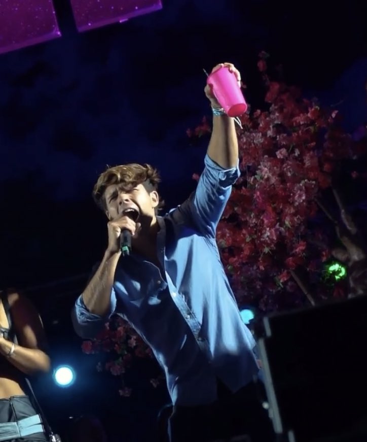 vallcorvalann's tweet photo. yo cuando suena tini: https://t.co/HzX0A35B5b
