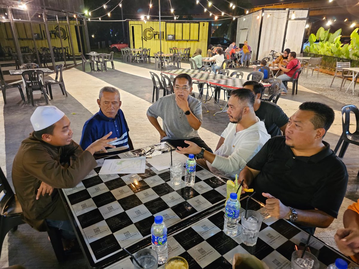 Haidir_Haron's tweet photo. Cerita malam tadi selepas terawih 17.4.2023....berbincang menyelesaikan isu rakyat, semoga terus Istiqamah menjalankan tugas dan tanggungjawab yang diberikan https://t.co/5M8oy9pXP6