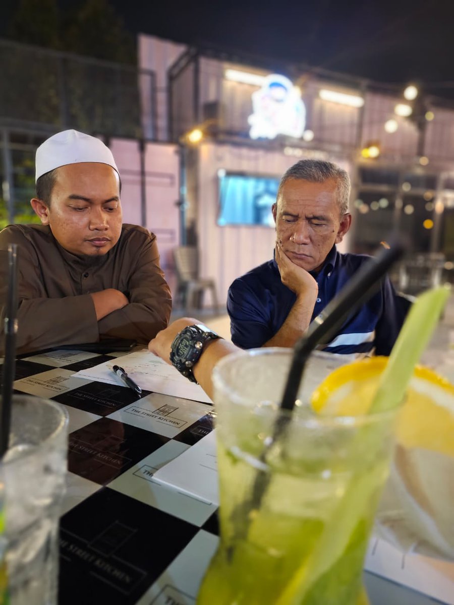 Cerita malam tadi selepas terawih 17.4.2023....berbincang menyelesaikan isu rakyat, semoga terus Istiqamah menjalankan tugas dan tanggungjawab yang diberikan