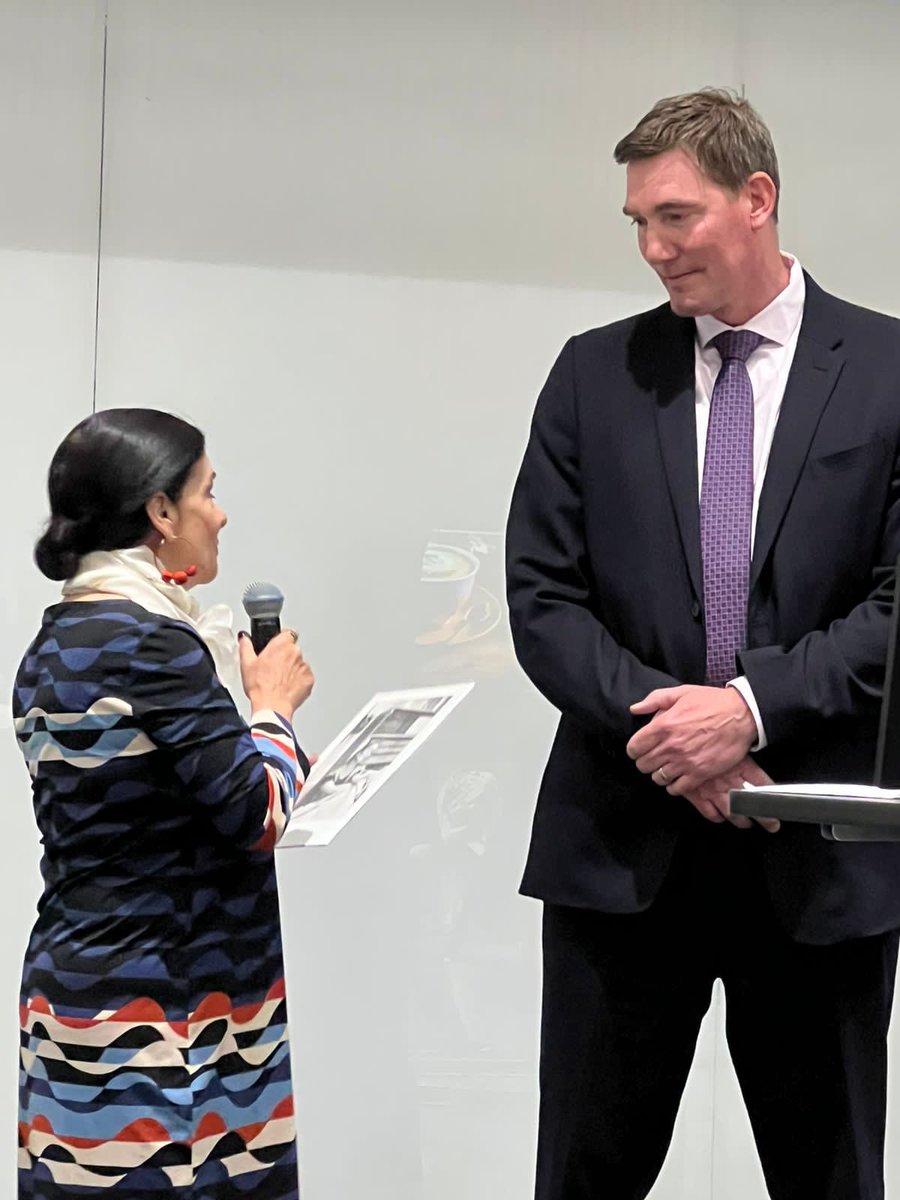 ConsulMexDal's tweet photo. Esta noche la Cónsul Marisol Rivas, en representación @ConsulMexDal, participó en la recepción de la artista y fotógrafa mexicana Cristina Khalo 📸 @TCCollege South Campus @CityofFortWorth bienvenida!!! https://t.co/lZ2ae3yz2H