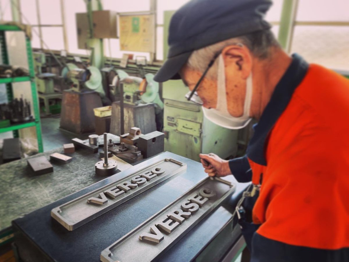 versec_lathe's tweet photo. VERSEC エンブレム作成🔨
#調整中 #匠の技
#機械加工 #鉄工所
#町工場 #工場風景
#純国産 #旋盤製造 #静岡 #焼津
#versec #サイダUMS
#metalwork
#metalfab #fabshop
#machinist #instamachinist
#machineshop
#versec #manuallathe #lathe #saidaums
#Japan #shizuoka #yaizu #madeinjapan https://t.co/UQTnVyKhRf