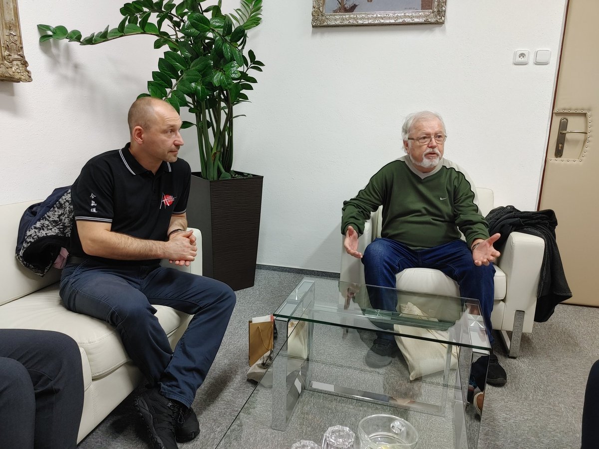 HonzaBurda's tweet photo. Dobrovolnické ceny Třebíčské srdíčko za rok 2022 předány. Ocenění: Miroslav Brátka - Junák a René Novotný - Aikido. Tomáš Tručka - CVČ Hrubínka převezme cenu později. Bylo mi ctí.
https://t.co/xqeQ1tvsCn
#trebic #rdmkv #TrebicskeSrdicko #dobrovolnici #volnocasuj #PracujuProMladez https://t.co/CtFyOFIEcW