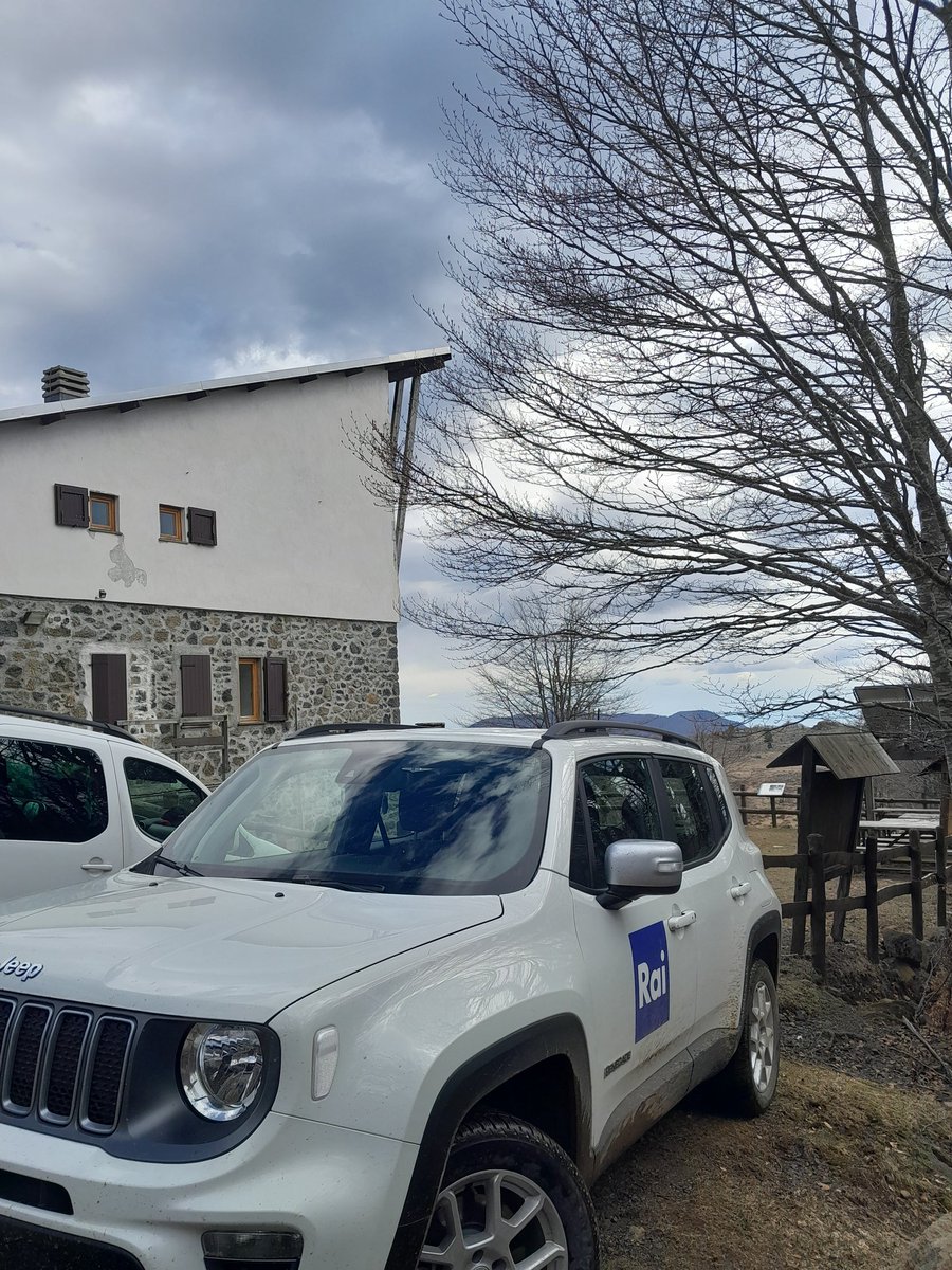 PARCO_AVETO's tweet photo. Sole, neve, uno spettacolare balcone sul mare dai 1500m di #PratoMollo e poi l'accoglienza del #RifugioMonteAiona appena riaperto #parcoavetosifabello grazie agli amici di #LineaVerdeSentieri @RaiUno, al lavoro ieri sui ns sentieri, in un giorno primaverile dal meteo "pazzerello" https://t.co/5KQ9C9tTnC