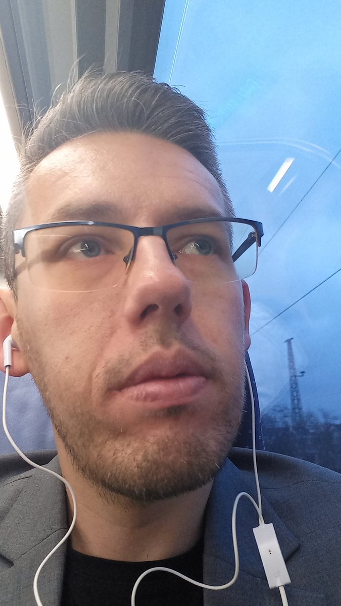 Mit dem besten #Mittelalterpodcast der Welt auf den Ohren auf dem Weg nach Halle 🥰
#irmimi #ontour #zugfahrt