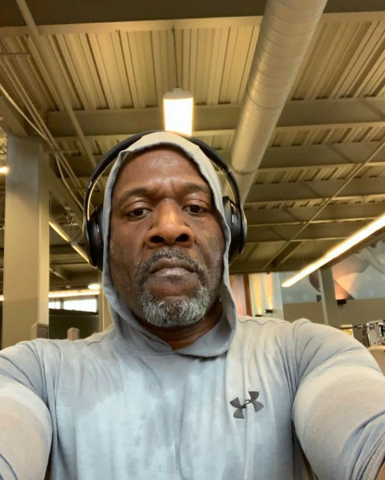CundiffVanessa's tweet photo. LADIES, yall keep fighting over Idris. I'm OUT✌🏿
#DrBae https://t.co/JsCDnruwAv