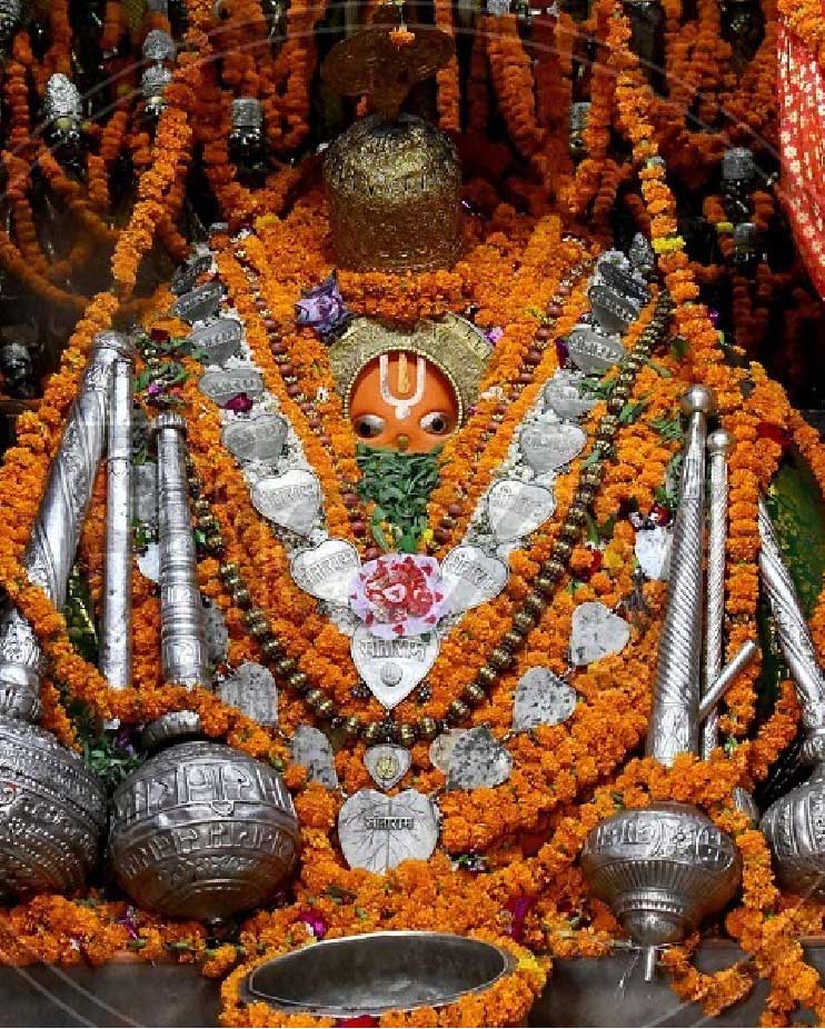 Devasevaonline's tweet photo. Darshan of Lord Hanuman of Hanuman Garhi.
Hanuman Garhi is a 10th-century temple of Hanuman in Uttar Pradesh. Located in Ayodhya, it is one of the most important temples in the city.
Comment "Jai Shree Raam" ✨
Follow @Devasevaonline 
#Devaseva #Hanuman #Ayodhya #JaiShriRam https://t.co/0jsiZDllA2